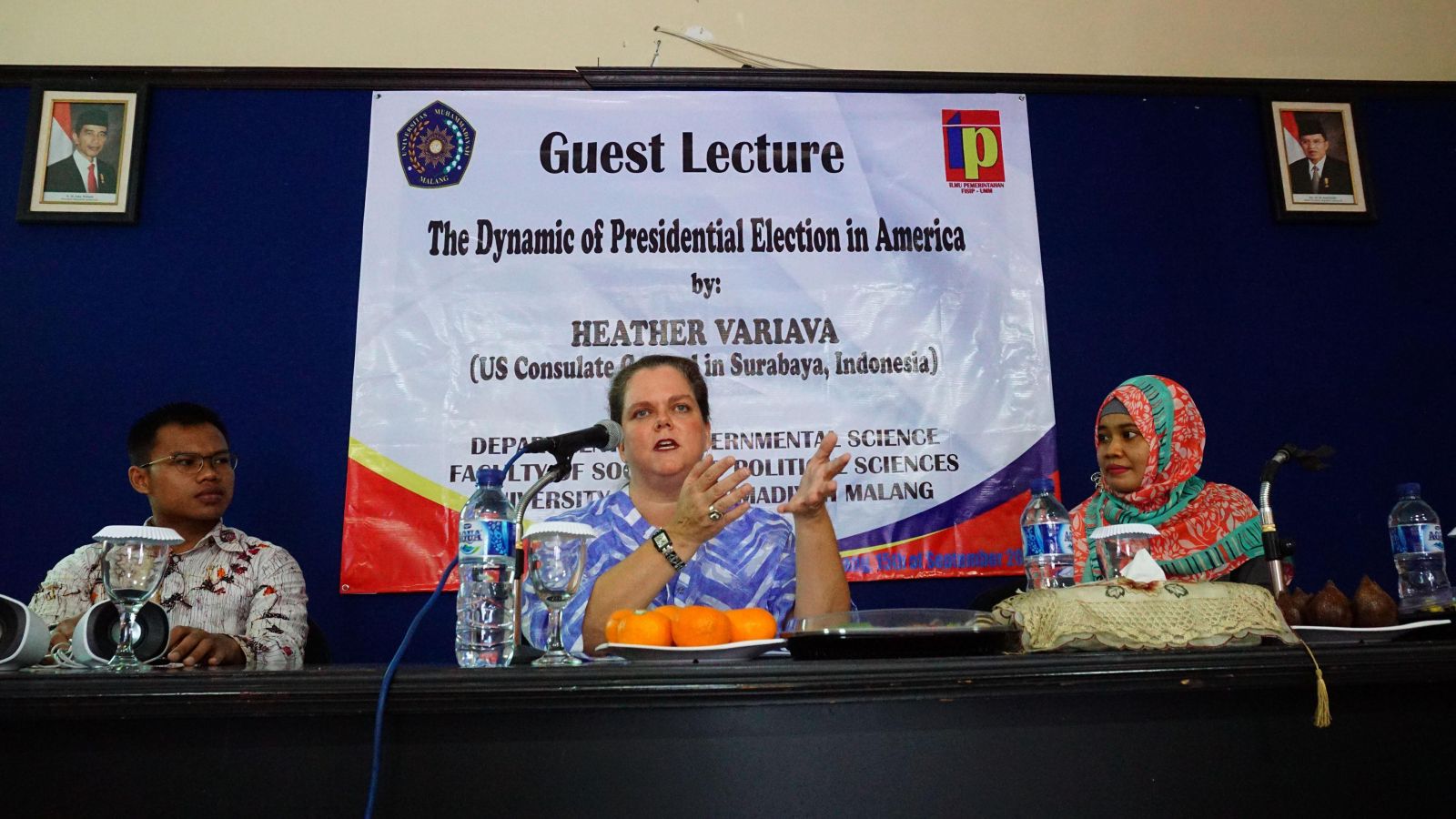 Konsul Jenderan Amerika Serikat (Konjen AS) Heather Variava (tengah) di acara kuliah tamu IP UMM. Foto: